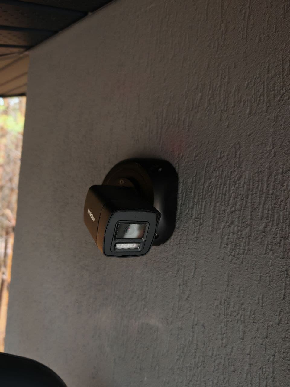 HiWatch — чёрная камера под цвет фасада