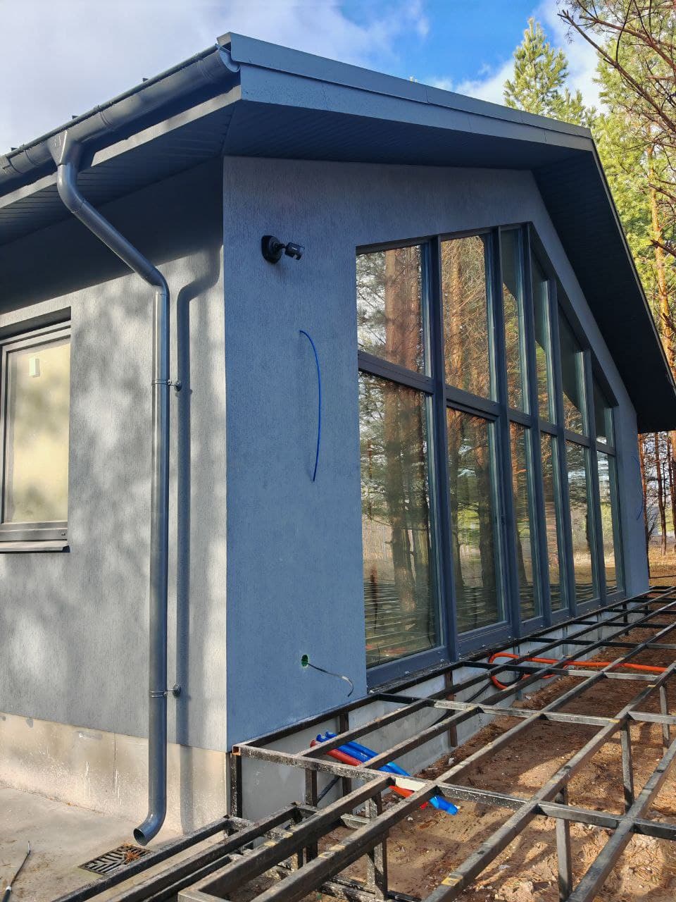 Дом в сосновом лесу — фасад